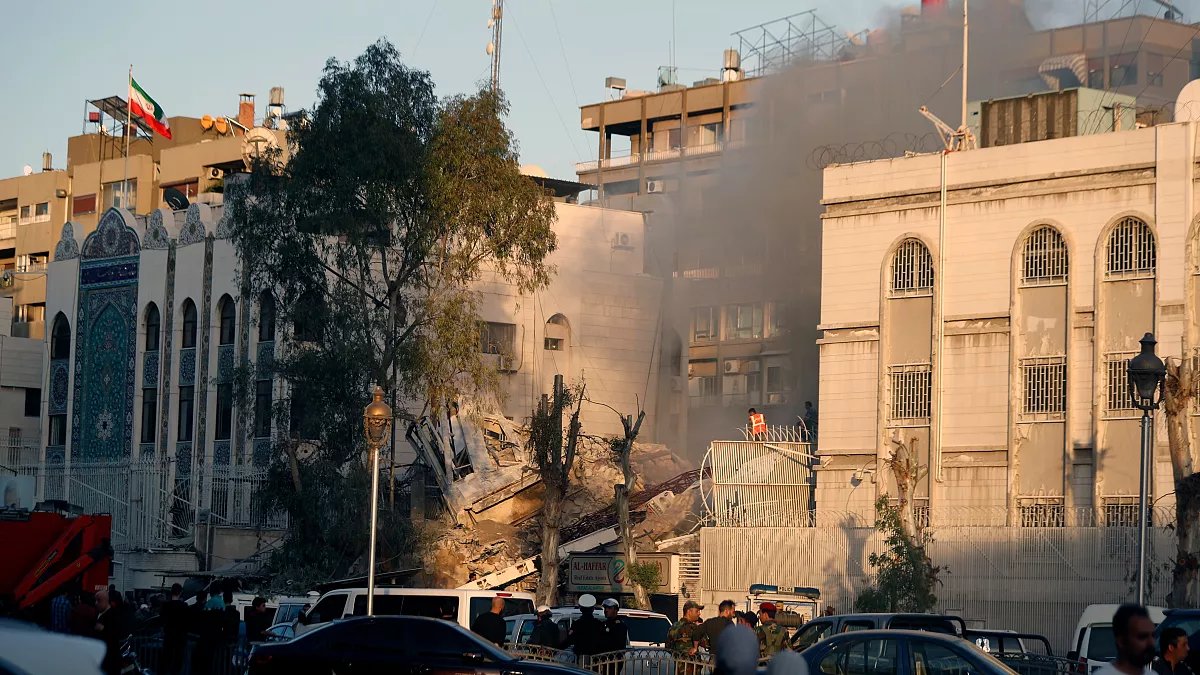 مخلفات الغارة الإسرائيلية التي استهدفت قنصلية إيران في دمشق